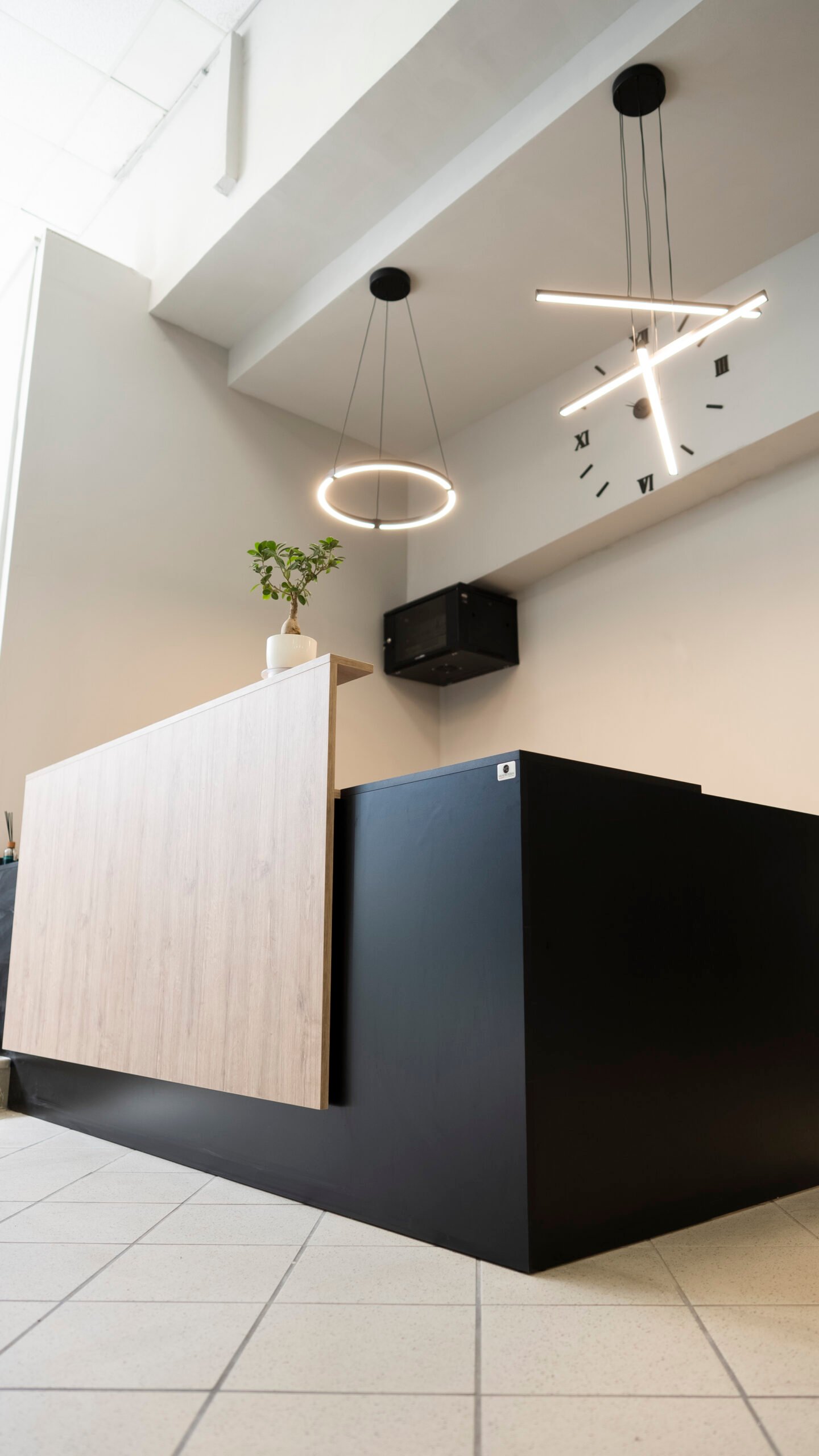 Il bancone della reception di Athena Wellness.